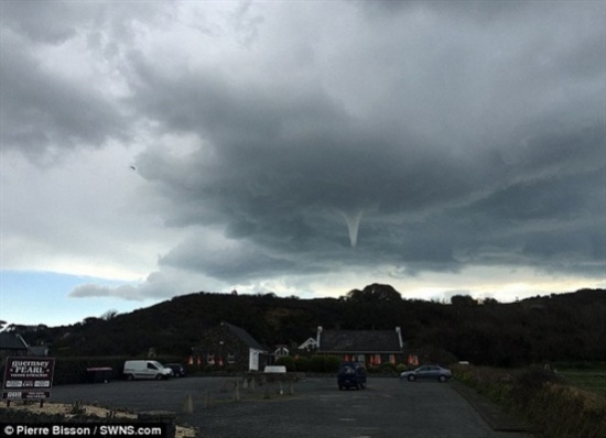 شاهد..  إعصار يجتاح الريف البريطاني في مشهد رهيب