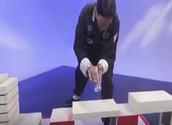 بالفيديو: الكشف عن بطل "كونغ فو" مزيف بالصدفة في بث حي