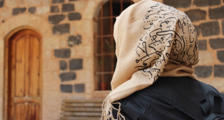 فتاة كانت تسهر عند صديقتها ثم خرجت في وقت متاخر شاهد ماحدث لها !! فتاة كانت تسهر عند صديقتها ثم خرجت في وقت متاخر شاهد ماحدث لها !!