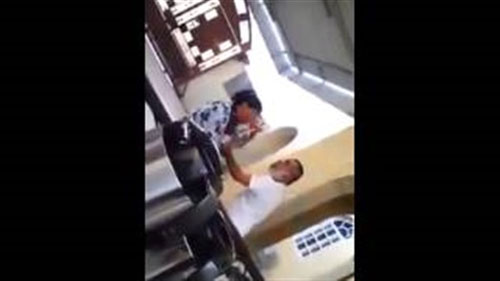 شاهد دموع "خادمة" لم ترحمها من حذاء "عجوز" شاهد دموع "خادمة" لم ترحمها من حذاء "عجوز"