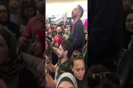 فيديو: موقف طريف لمتظاهرين من أصول عربية ضد ترامب على وقع الطبلة