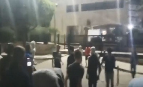 رمي حجارة ومفرقعات باتجاه مصرف لبنان في صيدا (فيديو) رمي حجارة ومفرقعات باتجاه مصرف لبنان في صيدا (فيديو)