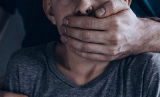 رجل يخطف طفلًا ويعتدي عليه في مصر رجل يخطف طفلًا ويعتدي عليه في مصر