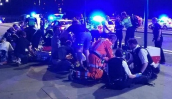 شاهد اللحظات الأولى لإرهابي “لندن” الذين نفذوا “الطعن العشوائي”.. أحدهم كان يرتدي قميص نادي شهير !