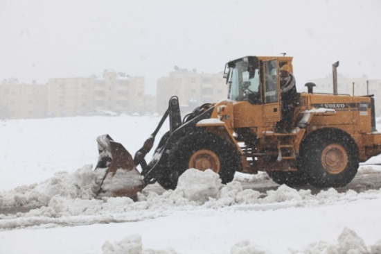 آليات الأمانة تواصل العمل على فتح الطرق - صور
