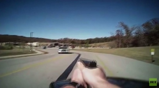 شاهد.. امرأة تقود سيارة مسروقة تصطدم بشرطي