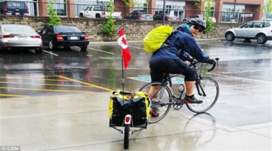 طالب يجوب بدراجته أنحاء كندا لجمع تبرعات لطفل مصاب بالسرطان