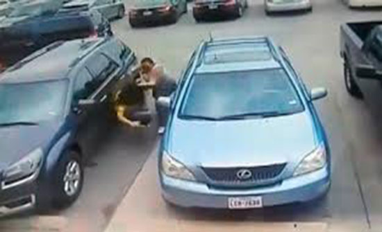 لحظة اعتداء رجل على امرأتين بالضرب المبرح بسبب ركن السيارة (فيديو) لحظة اعتداء رجل على امرأتين بالضرب المبرح بسبب ركن السيارة (فيديو)