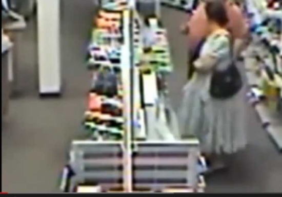 تسرق معروضات وتخفيها في ملابسها