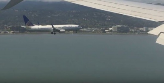 شاهد..  لحظة نادرة لهبوط متزامن ومتوازٍ لطائرتين في نفس اللحظة