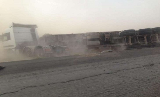 بالصور : تدهور شاحنة فوسفات على طريق معان بالصور : تدهور شاحنة فوسفات على طريق معان