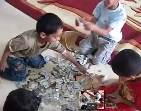 فيديو : أطفال فتحوا " حصالة "  ... ماذا فعلوا