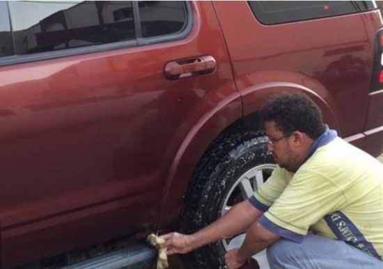 بالصور.. غلاء المعيشة يدفع سعودياً لغسل سيارات زبائنه بمنازلهم بالصور.. غلاء المعيشة يدفع سعودياً لغسل سيارات زبائنه بمنازلهم