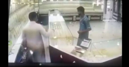 شاهد.. شاب يغافل أصحاب محل مجوهرات ويفر هارباً