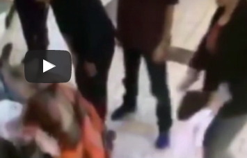 بالفيديو.. عجوز يمسك لص مجوهرات في مول بطريقة شجاعة