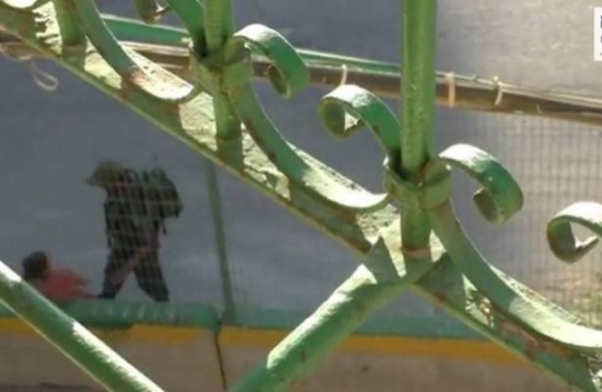 بالفيديو.. جندي صهيوني يعتدي على طفلة فلسطينية ويسرق دراجتها