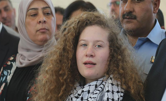 أردوغان يهنئ عهد التميمي على شجاعتها وصمودها