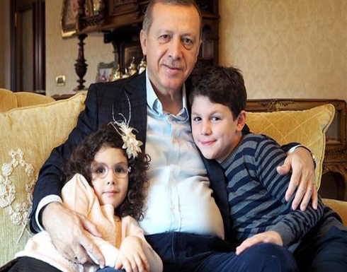 أردوغان يعلم القرآن لحفيده (صورة) أردوغان يعلم القرآن لحفيده (صورة)