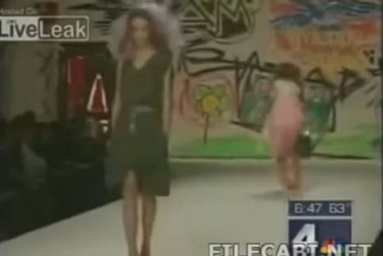 شاهد.. نوبة ضحك تصيب مذيعًا بعد سقوط مفاجئ لعارضة أزياء