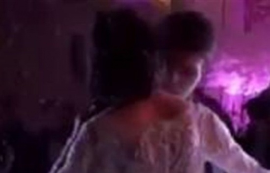 شاهد.. عروس تشعل غيرة الفتيات برشاقتها ورومانسية عريسها