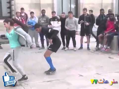 شاهد..  لاعب يحاول مراوغة فتاة فتلقنه درسا في فنون الكرة أمام زملائه