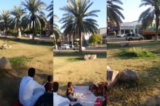 شاهد.. عائلة سورية مُشَرَّدَة تتخذ من حديقة مأوى لها