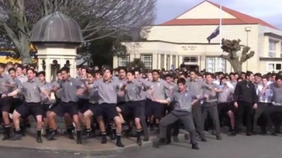 يرقصون في جنازة معلمهم