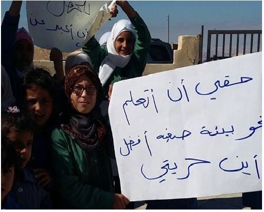 بالصور ... طلاب مدارس في ذيبان يرفضون الدخول للصفوف بعد الدمج : " اين حريتي " بالصور ... طلاب مدارس في ذيبان يرفضون الدخول للصفوف بعد الدمج : " اين حريتي "