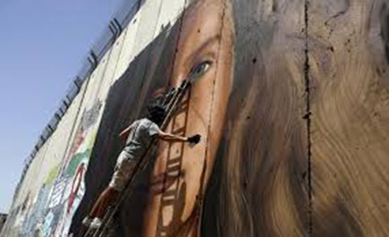 لوحة لعهد التميمي على الجدار الفاصل قبل الإفراج عنها