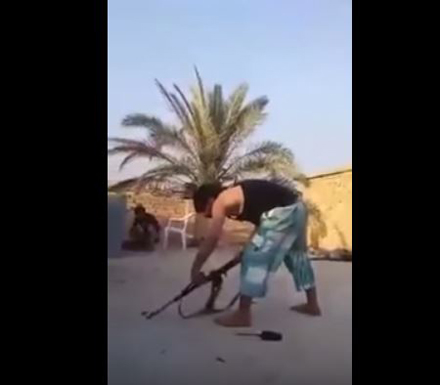 بالفيديو .. العراق : أحد قناصي الميليشيات يتعرض للقنص أثناء محاولته التسديد بالفيديو .. العراق : أحد قناصي الميليشيات يتعرض للقنص أثناء محاولته التسديد