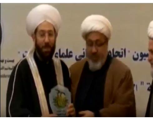 بالفيديو: ميليشيا الحشد الشعبي تكرم مفتي النظام السوري بطهران