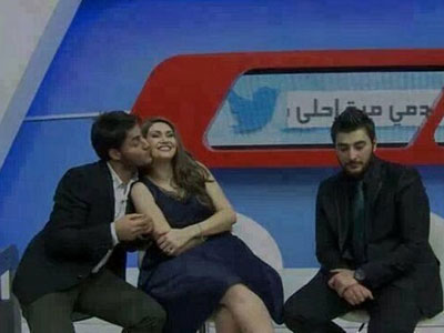 قبلة حميمة تثير ازمة بين هالة القصير ومعجبيها قبلة حميمة تثير ازمة بين هالة القصير ومعجبيها