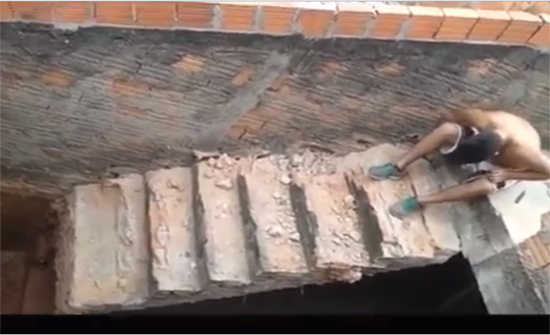 نجاة شاب من إصابة خطيرة لحظة سقوط سلم خرساني (فيديو)