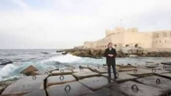 فيديو| مذيع قناة الجزيرة يتعرض لموقف محرج على الهواء !