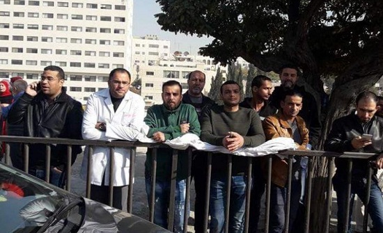 بالصور ... أطباء أمام " النواب " يطالبون بحقوقهم