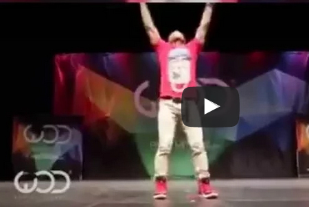 بالفيديو.. شاب يشعل مسرحا برقصة مذهلة