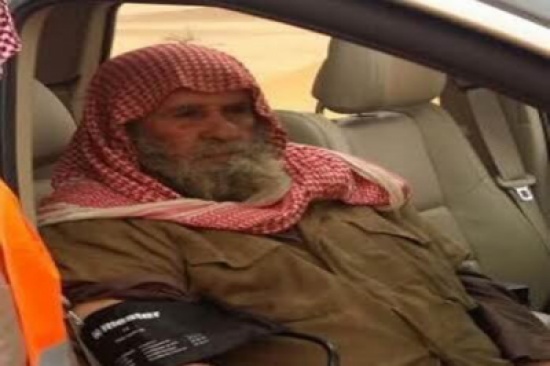 مسن يروي تفاصيل فقده وحفره قبراً بجوار سيارته.. ويُهدي منقذيه قعوداً وبكرة مسن يروي تفاصيل فقده وحفره قبراً بجوار سيارته.. ويُهدي منقذيه قعوداً وبكرة