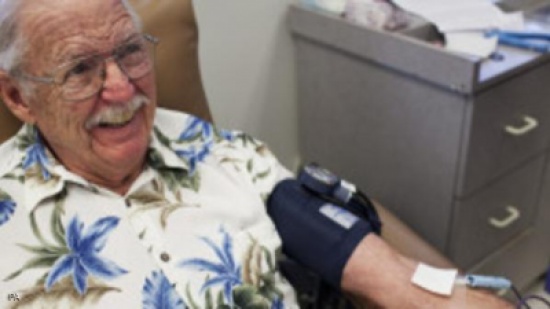 أمريكي يتبرع بـ 100 غالون من دمه لينسى وفاة زوجته !!