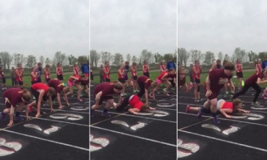 شاهد.. فتاة تتعرض لموقف محرج في سباق ركض