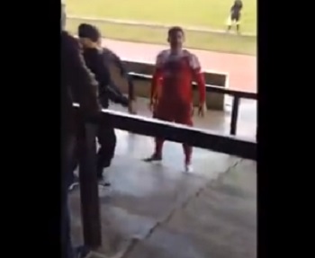 لاعب انجليزي يصعد المدرجات لضرب مشجع لاعب انجليزي يصعد المدرجات لضرب مشجع