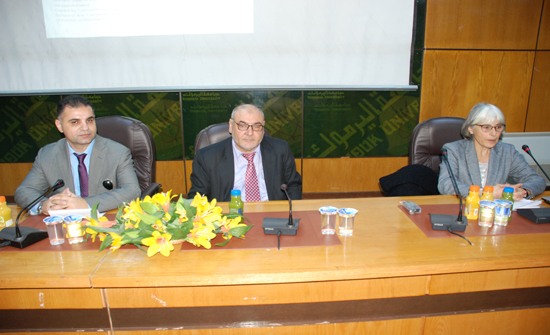 أستاذة من جامعة مانشستر البريطانية تحاضر بطلبة "ترجمة اليرموك"