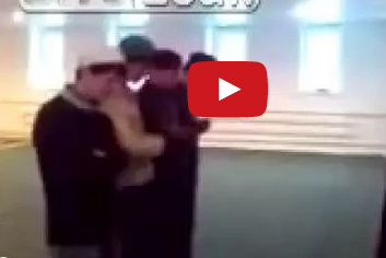 شاهد.. متطرف يقتحم مسجداً ويركل المصلين !