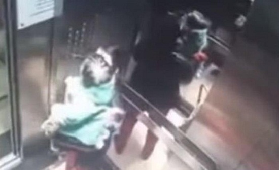 «فيديو صادم» سيدة تعتدي على طفل داخل أسانسير «فيديو صادم» سيدة تعتدي على طفل داخل أسانسير