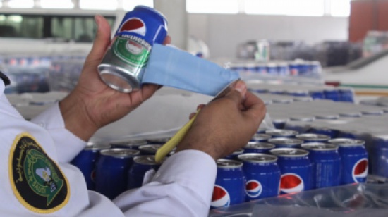 السعودية : احباط 48 ألف علبة بيرة بالكحول عليها تهريب ملصقات “مشروب غازي” السعودية : احباط 48 ألف علبة بيرة بالكحول عليها تهريب ملصقات “مشروب غازي”