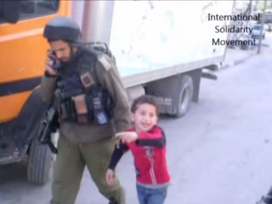 بالفيديو.. لحظة اعتقال أصغر طفل فلسطيني اثناء ذهابه للمدرسة