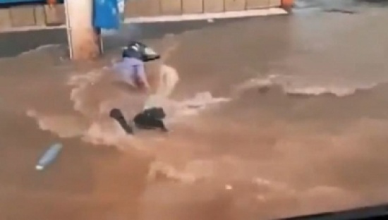شاهد.. مياه الفيضانات تحاول ابتلاع شاب نجا منها بأعجوبة