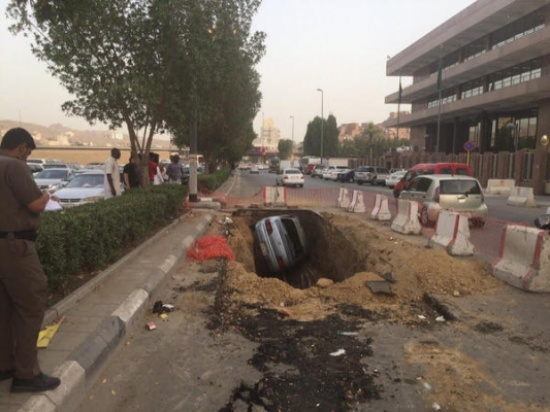 صورة: سيارة مسرعة تقطع كهرباء ٧ أحياء في مكة المكرمة صورة: سيارة مسرعة تقطع كهرباء ٧ أحياء في مكة المكرمة