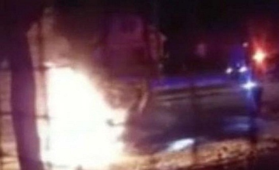 ضباط يخاطرون بأرواحهم لسحب مراهقين من سيارة مشتعلة .. فيديو ضباط يخاطرون بأرواحهم لسحب مراهقين من سيارة مشتعلة .. فيديو