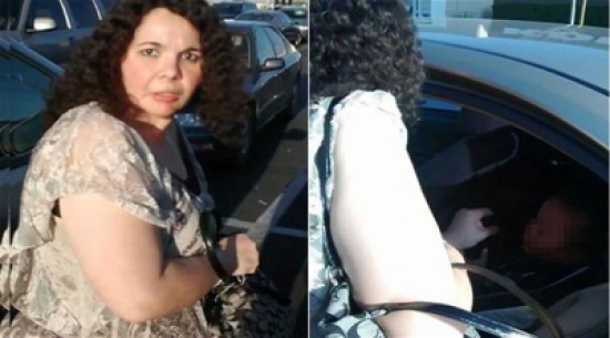 امرأة تضرب طفلها بجهاز آي باد ليكف عن البكاء - فيديو