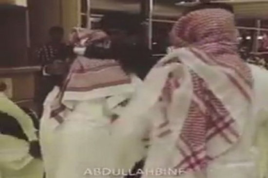 شاهد.. لحظة استقبال مسن لابنه في المطار